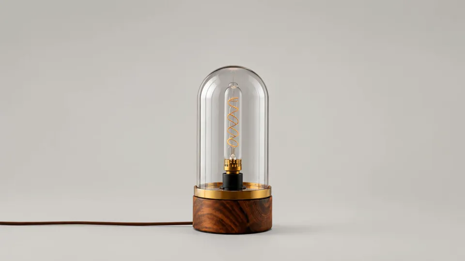 Dome — lámpara de mesa en vidrio y Douglas, revelación guiada por scroll